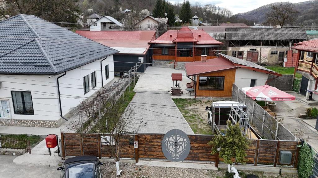 an aerial view of a house with a fence at CĂSUȚA BUNICII CU PRISPĂ in Dospineşti