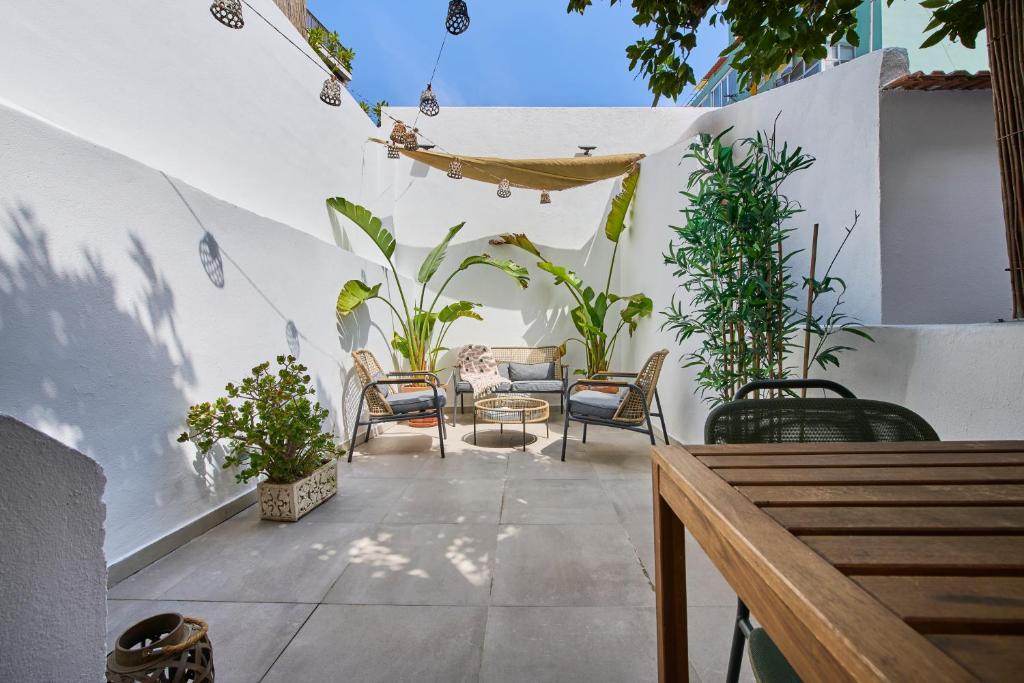 Sunny Terrace Apartment in Graça with AC and 2 Bathrooms