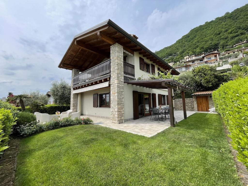 a view of a house with a lawn at Casa Elisabeth in Sarnico