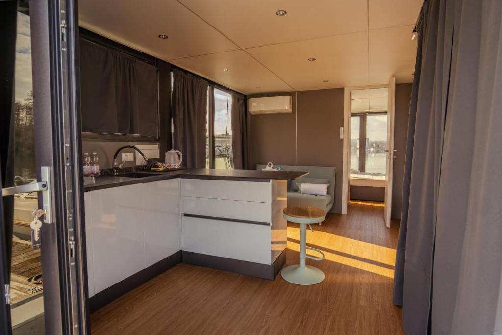 a kitchen with a counter and a stool in a room at Celesia SKy Water Andromeda in Sesto Calende