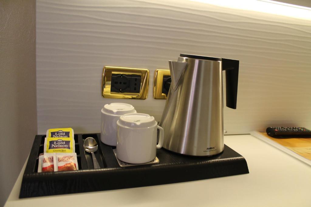 Příslušenství pro přípravu čaje a kávy v ubytování Hotel University
