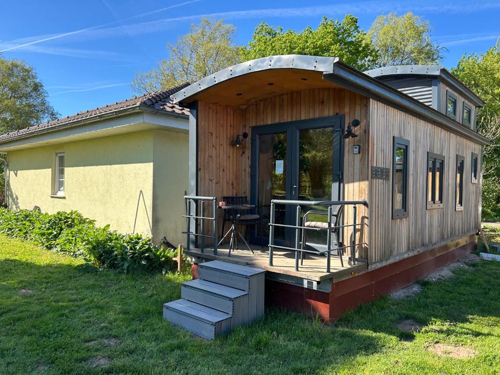 ein kleines Haus mit Veranda und Terrasse in der Unterkunft Tiny Haus Speyer in Langenselbold