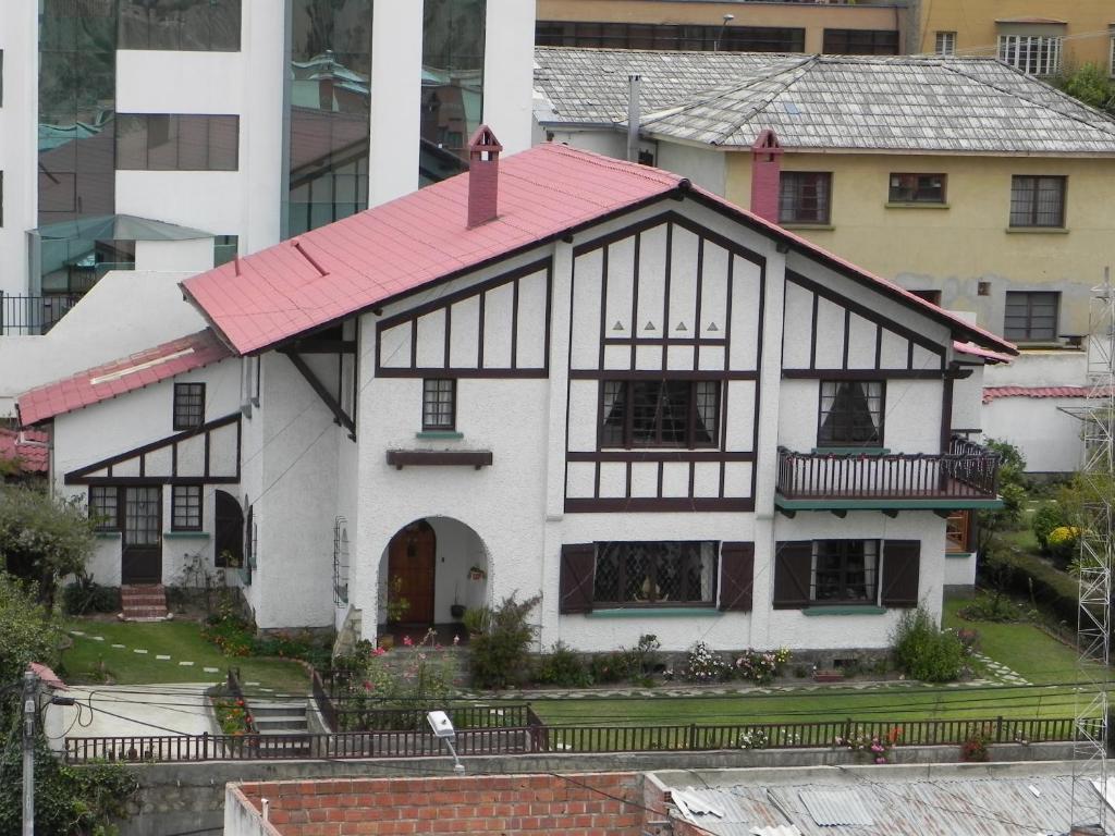 un modèle de maison avec un toit rouge dans l'établissement "LA MAISON DE LA BOLIVIE" Casa de Huéspedes, à La Paz
