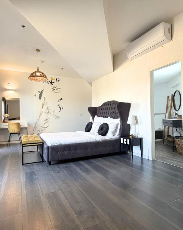 a bedroom with a large bed in a room at סוויטת בית ינאי in Beit-Herut