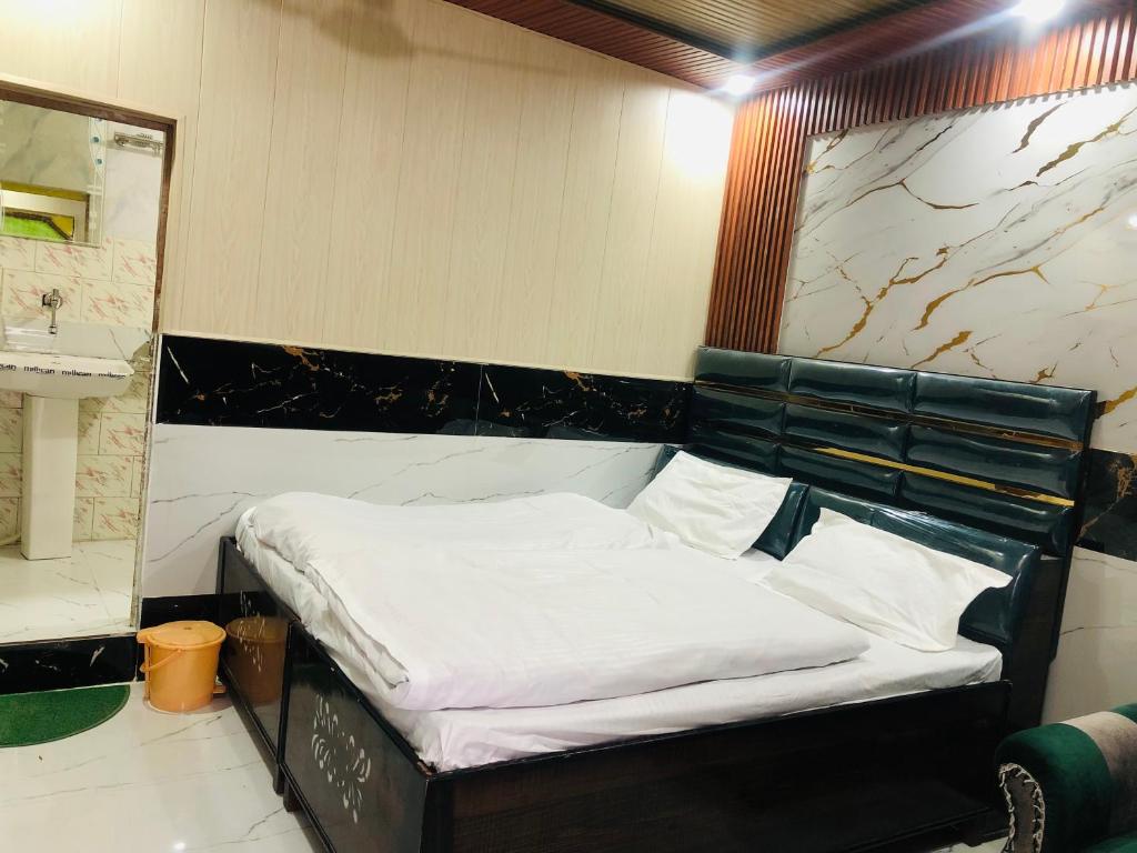 a small bed in a room with a mirror at Hotel Him darshan in Madheso