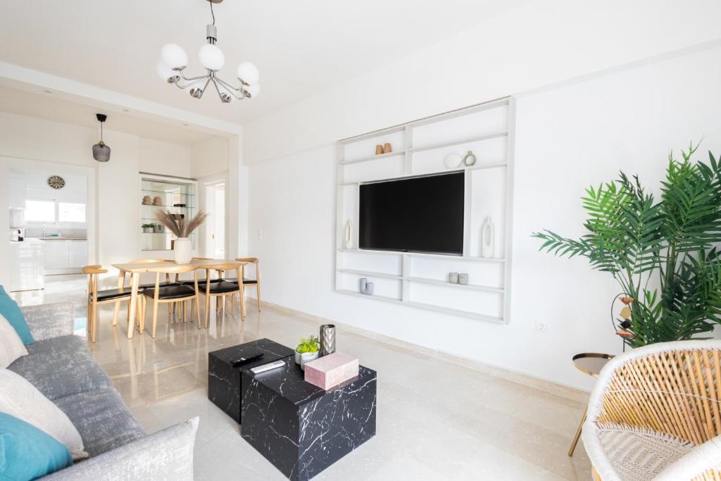 Charming Seaside Apartment Elegant 2BR in Glyfada