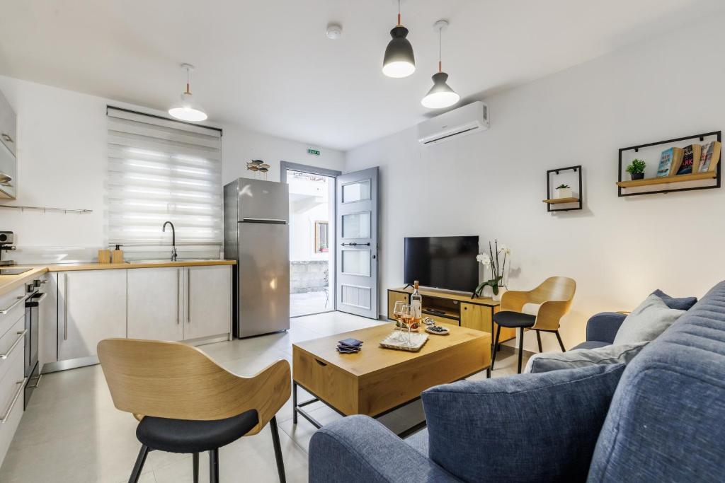 The Grey Nest - Skopelos Town Hideaway
