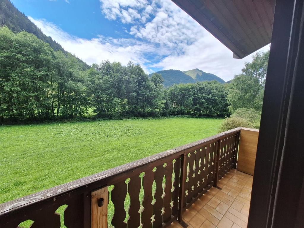 a balcony with a view of a green field at Duplex au calme vue montagne in Abondance