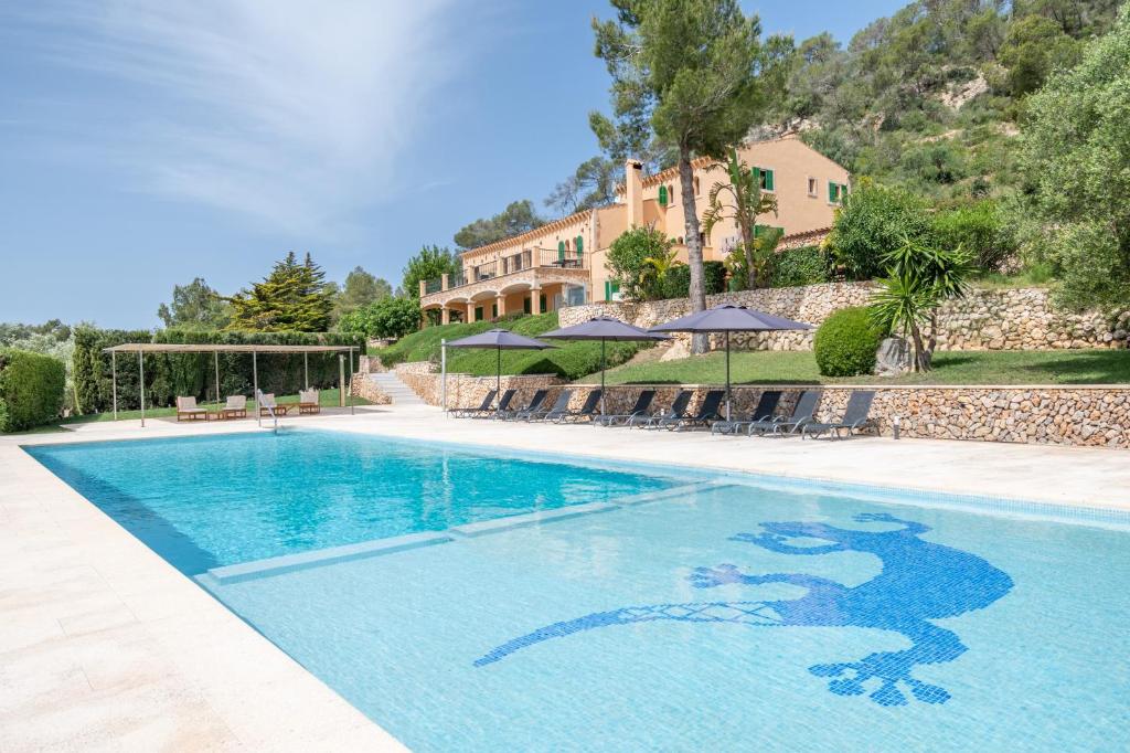 a swimming pool in front of a house at Ca'n Cristofal in Felanitx