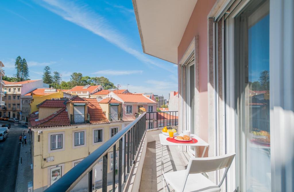 d'un balcon avec une table et une vue sur la ville. dans l'établissement City Center Stylish Apartment, à Lisbonne
