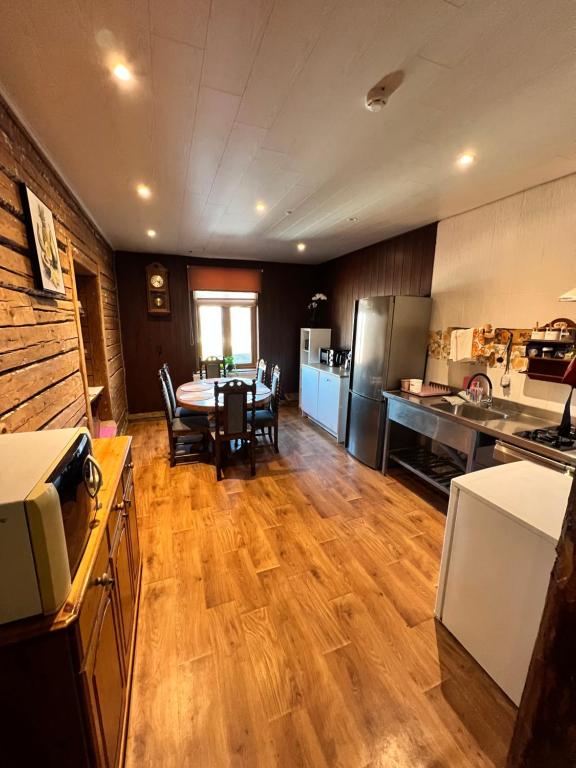 a kitchen and dining room with a table in it at Rüütli kodumajutus in Paide