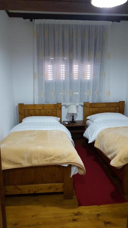 Hotel Bujtina e Bardhe - Habitación Doble Con Baño Privado Externo