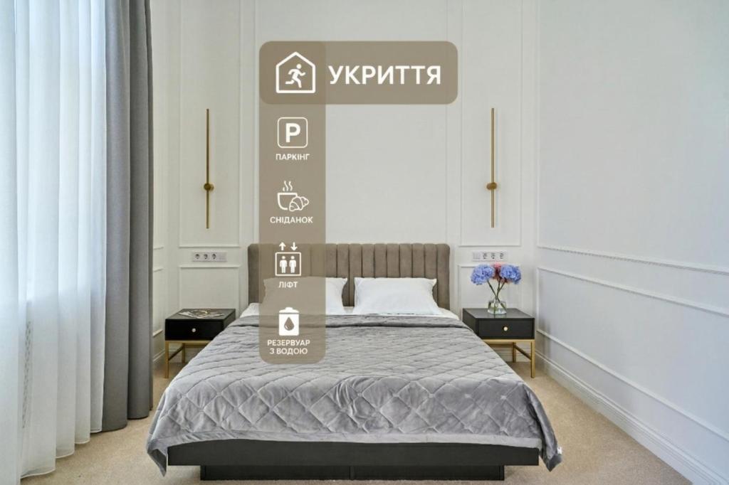 ein Zimmer mit einem Bett und einem Schild an der Wand in der Unterkunft Ekaterina II Hotel in Odessa