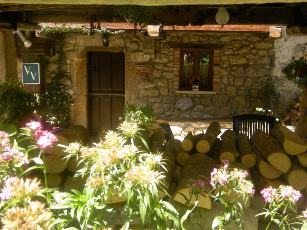 un edificio con un ramo de flores delante de él en El Horrín De Claudia, en Ponga