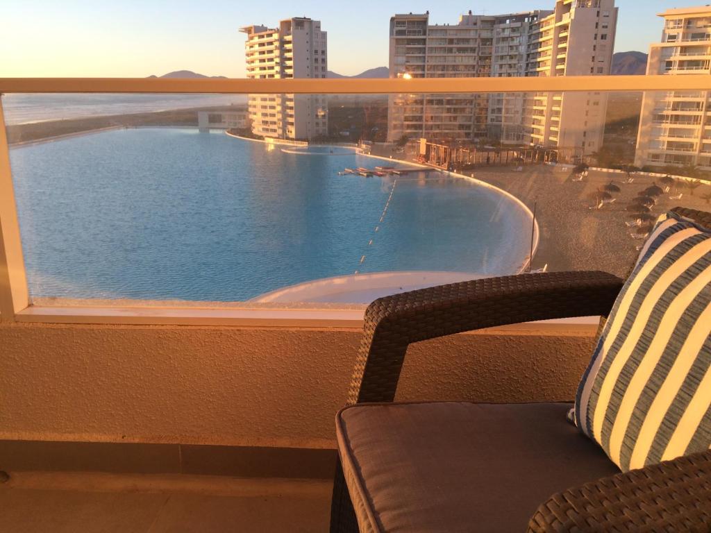 - Balcón con vistas a la piscina en Departamento La Serena Laguna del Mar, en La Serena