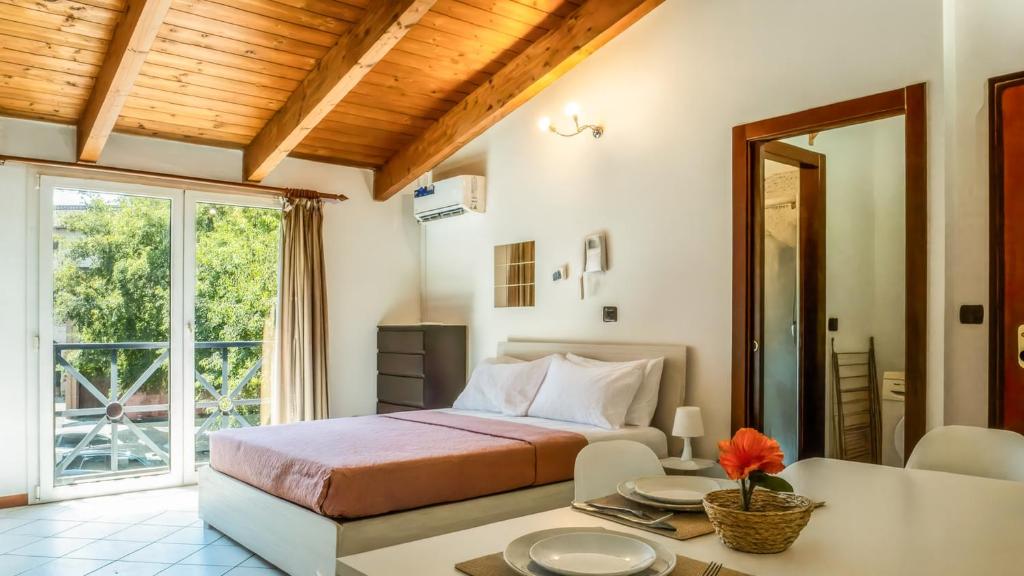 ein Schlafzimmer mit einem Bett und einem Tisch in der Unterkunft Living 68 in Forlì