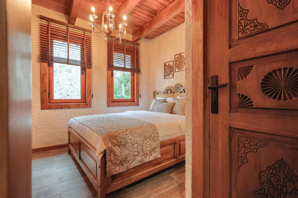 a bedroom with a bed and a wooden door at Kilitbahir Kale Konak in Eceabat