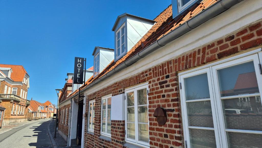 un edificio in mattoni con finestre su una strada di Jacobs Hotel a Ringkøbing