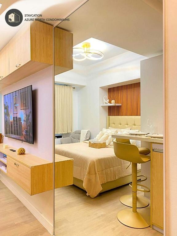 ein Schlafzimmer mit einem Bett und einem Schreibtisch mit Stuhl in der Unterkunft Beigetopia in Sampong