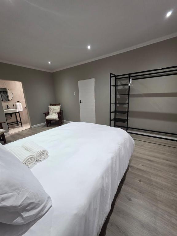 a bedroom with a large white bed in a room at Munnik Rest in Polokwane