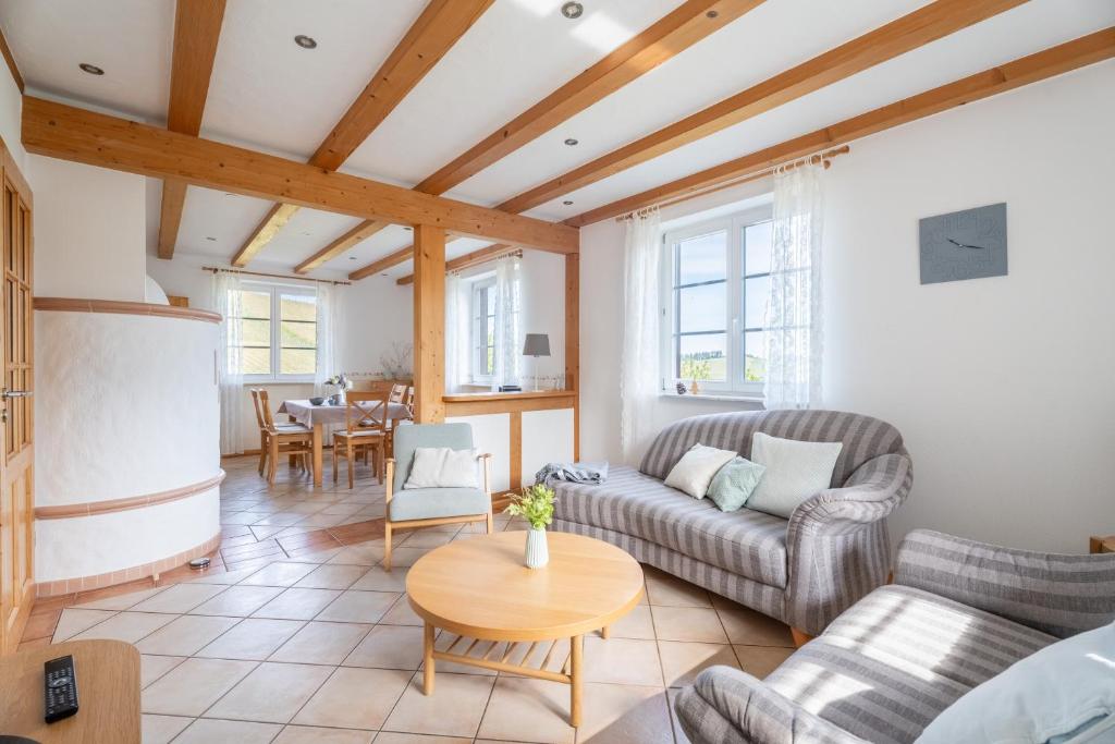 a living room with a couch and a table at Ferienwohnung Erdgeschoss in Durbach