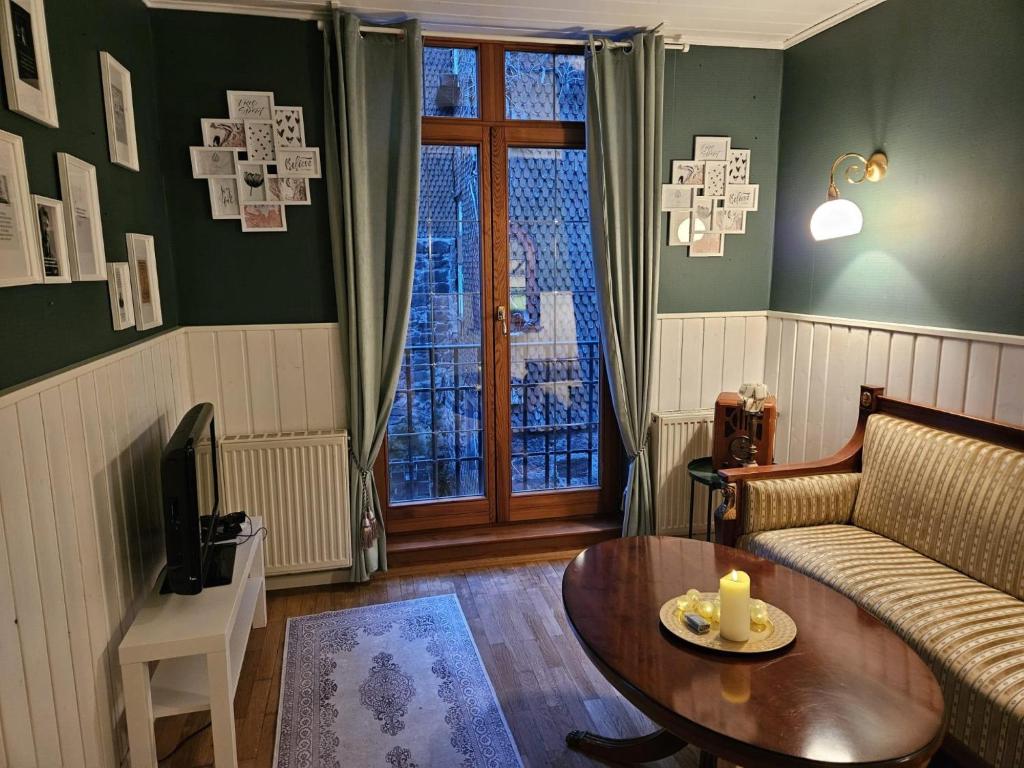 a living room with a couch and a table at Ferienhaus Rathausgasse in Büdingen