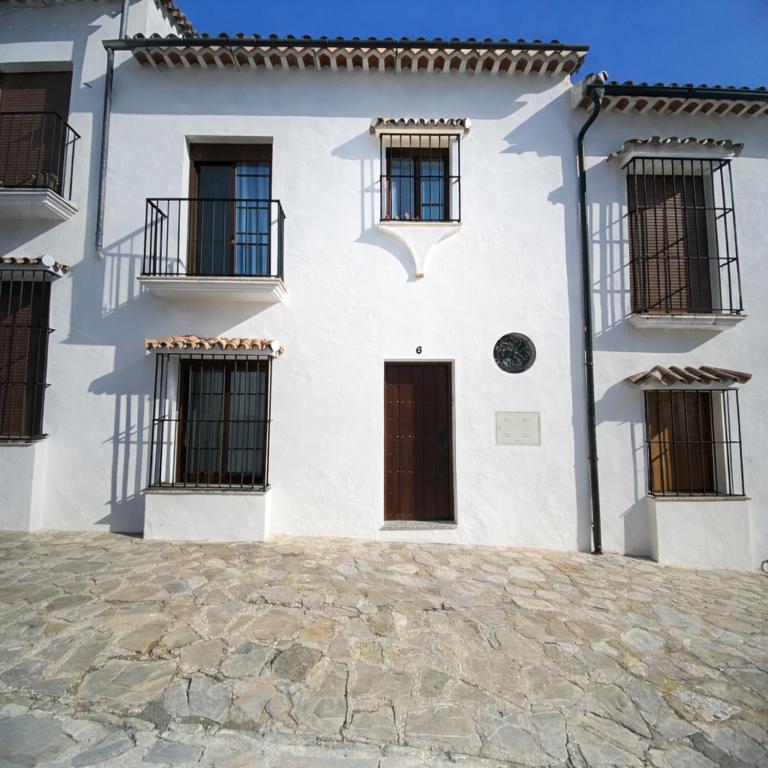 a white house with windows and balconies at Mi Rincón Blanco in Grazalema