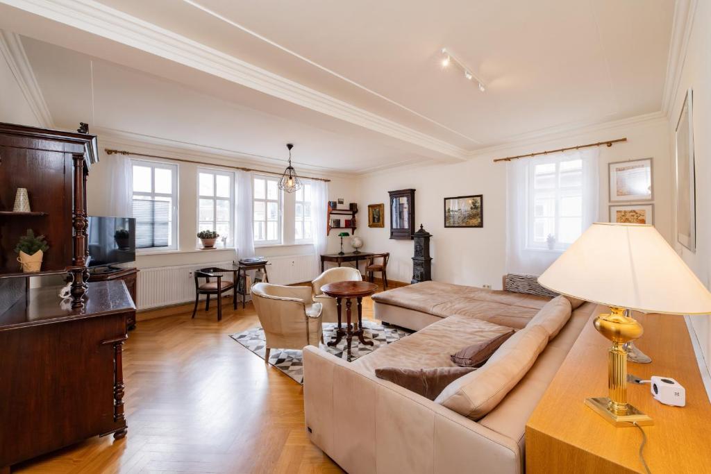 a living room with a couch and a table at Apartment AM MARKT Eisenach in Eisenach
