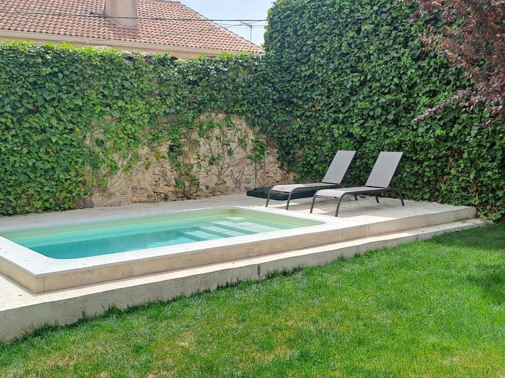 two chairs sitting next to a swimming pool at Casa de las Eras in Valdesimonte