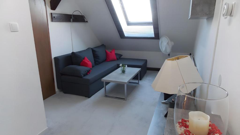 a living room with a blue couch and a table at Ferienwohnung Mohnblume in Gerswalde