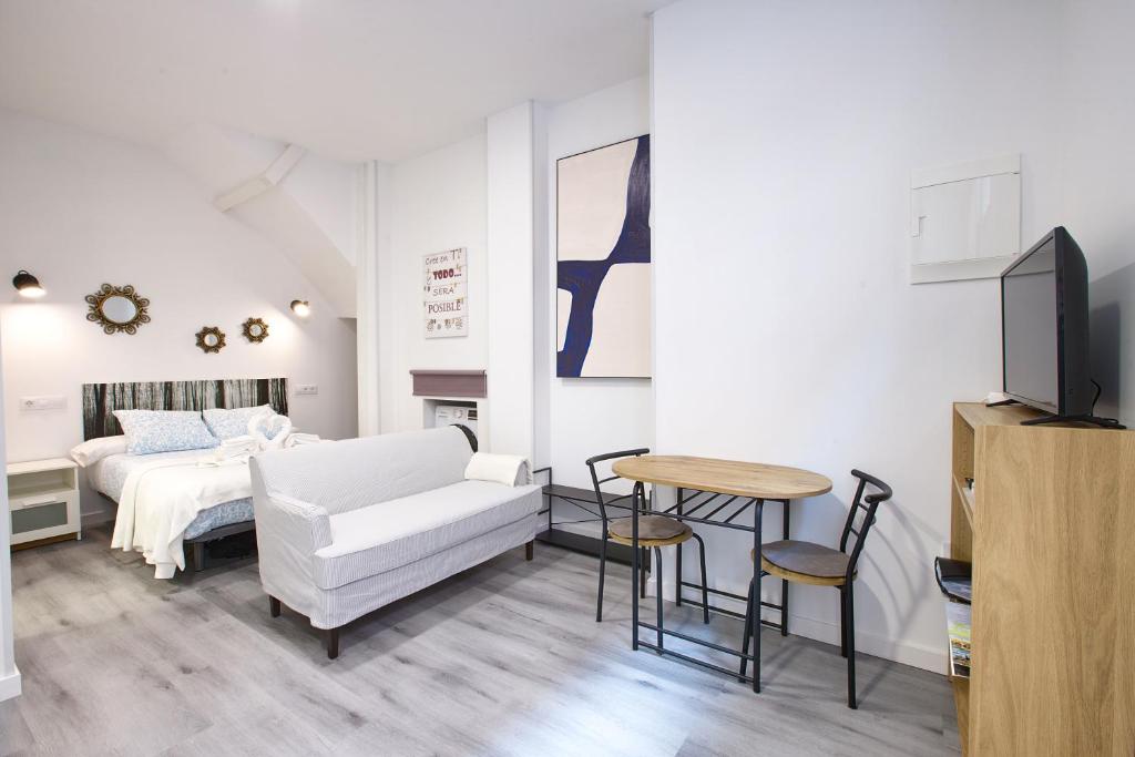 a living room with a couch and a table at Cuencaloft El 3 in Cuenca