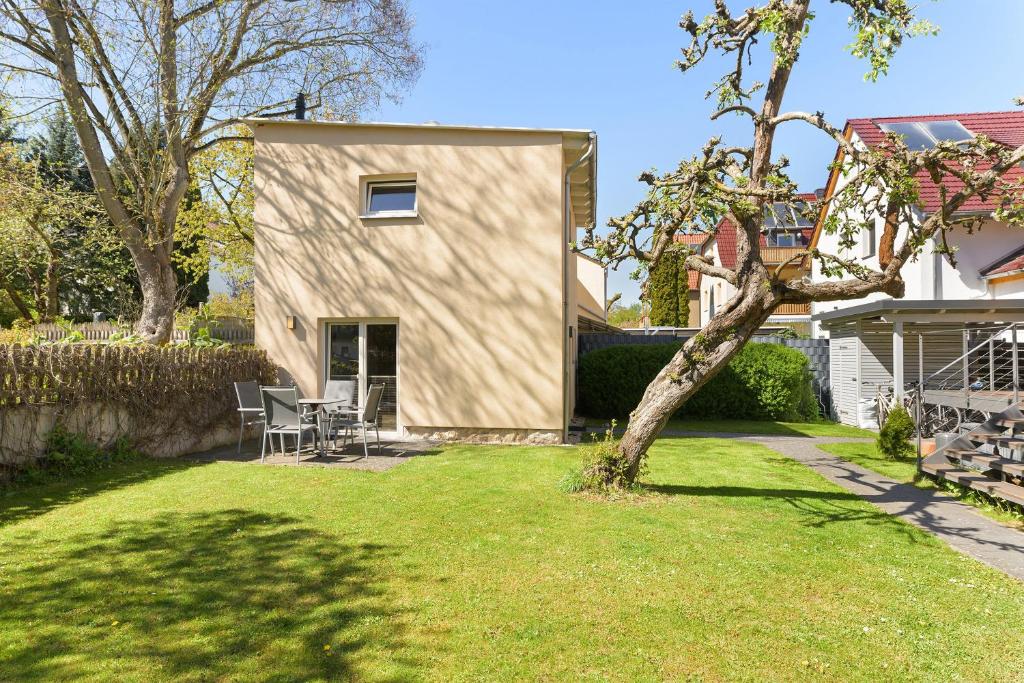 a small house with a tree in the yard at Belvedere-Remise in Weimar