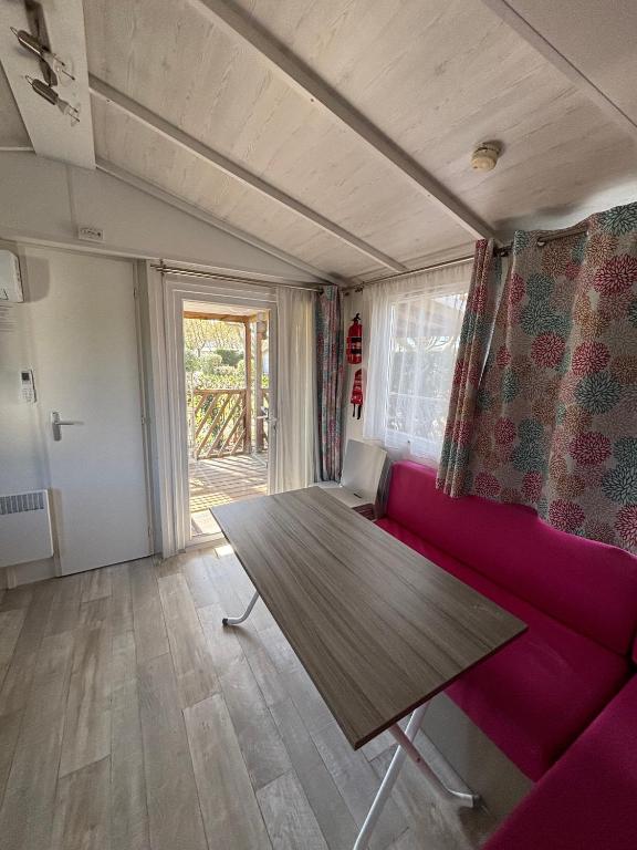 a living room with a purple couch and a table at Luberon Detente Mobile Home in Cheval-Blanc