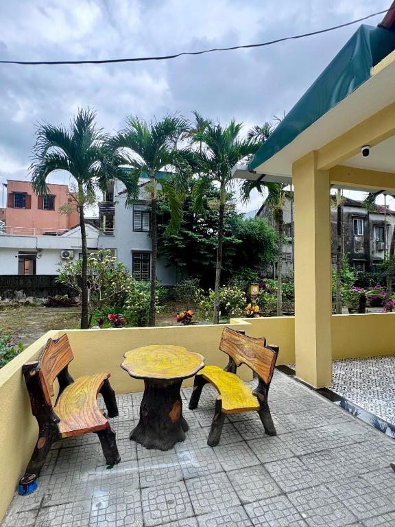 a patio with a table and two chairs and a table at Bắp Bơ Homestay in Cồn Giả Viên
