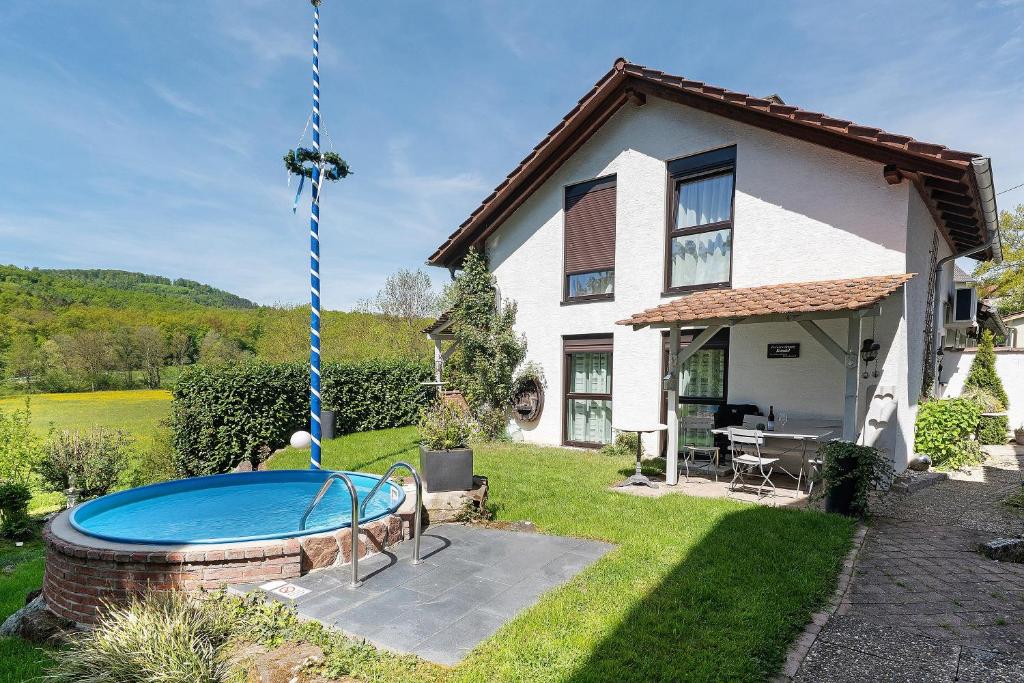 a swing in a yard in front of a house at Ferienwohnungen Knodel in Sachsenheim