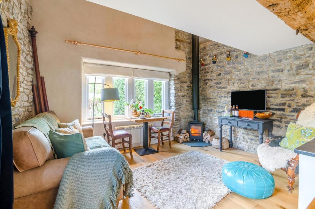 a living room with a stone wall at 1 Bed in Alhampton oc-t42458 in Bathampton