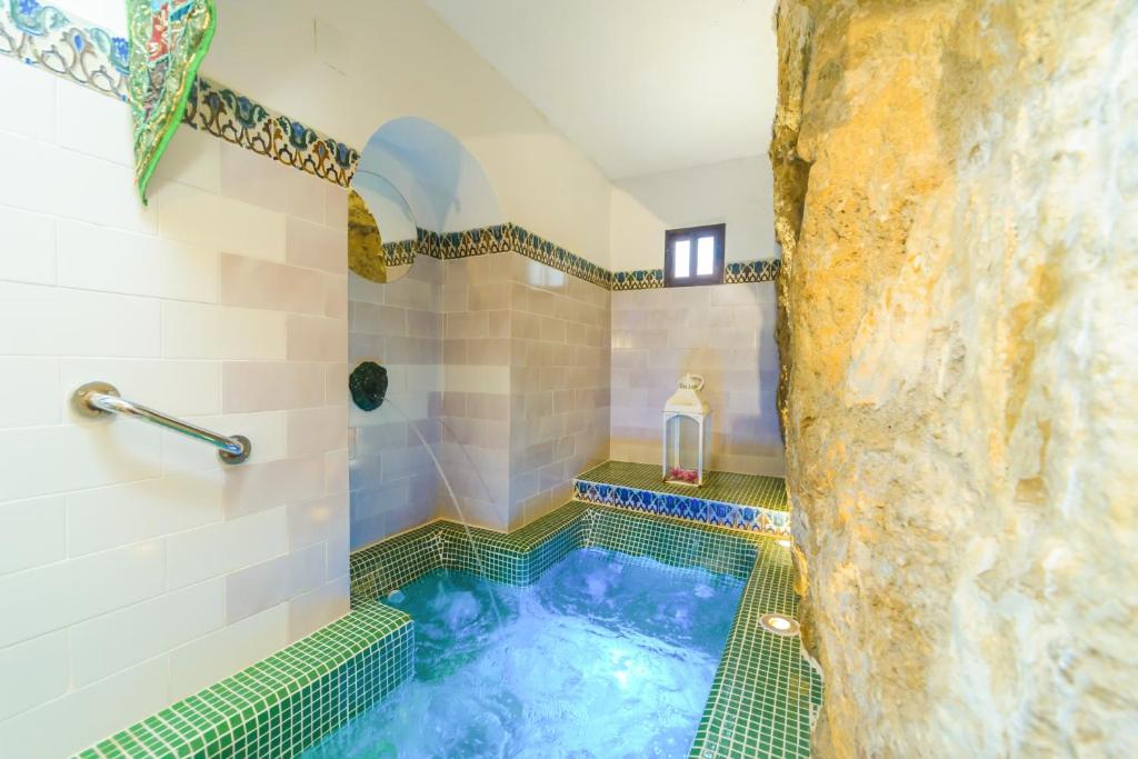 a bathroom with a hot tub in the middle at Casa de la Robledo in Peñaflor