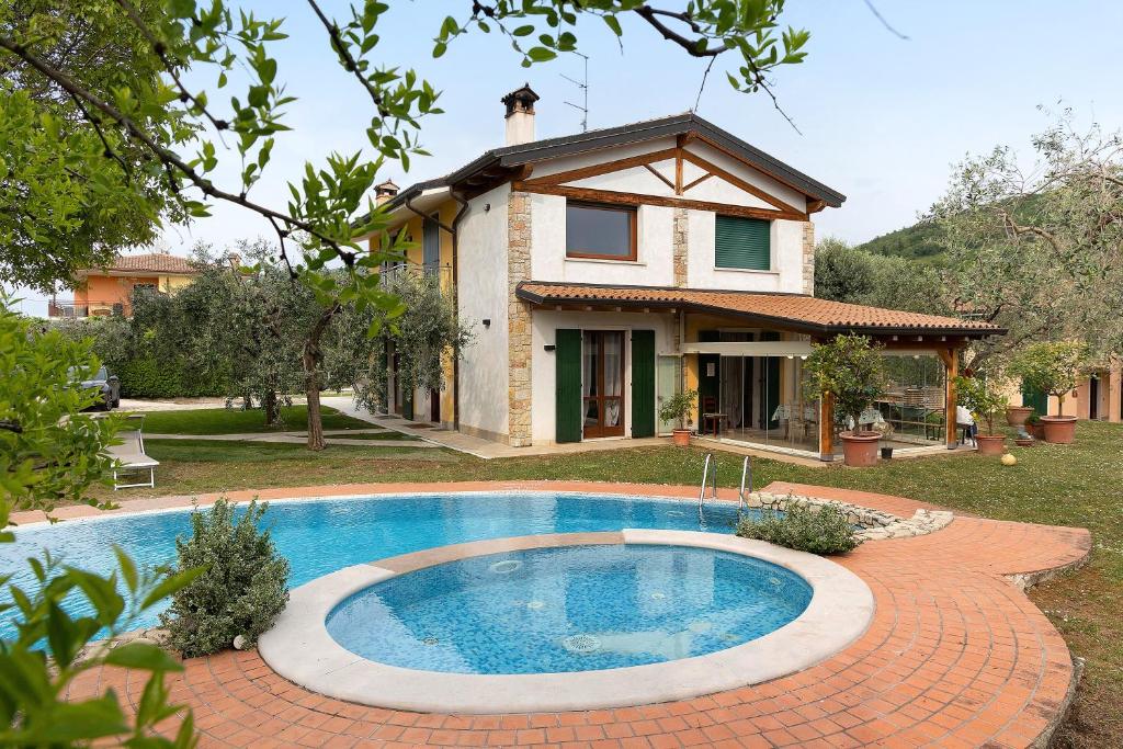 a house with a swimming pool in the yard at Casa Elisa in Torri del Benaco