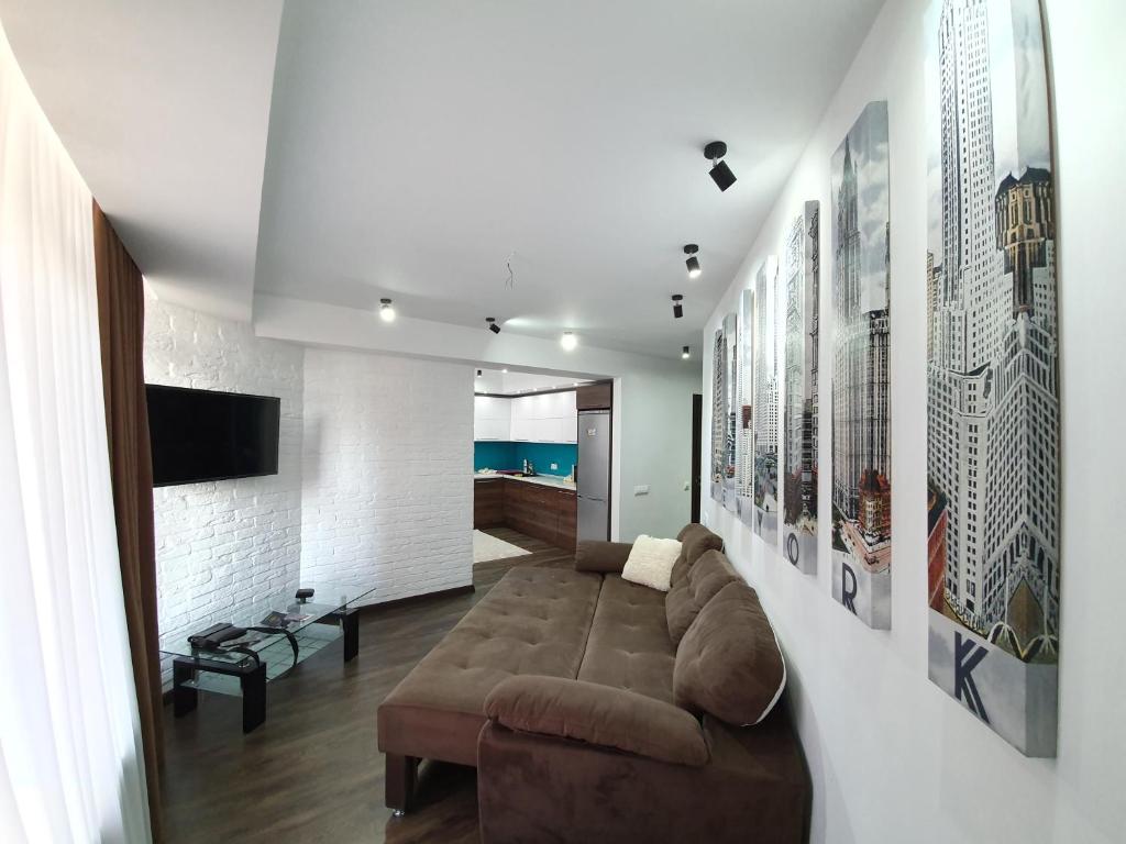 a living room with a couch and a tv at Hotel Ismail in Chişinău