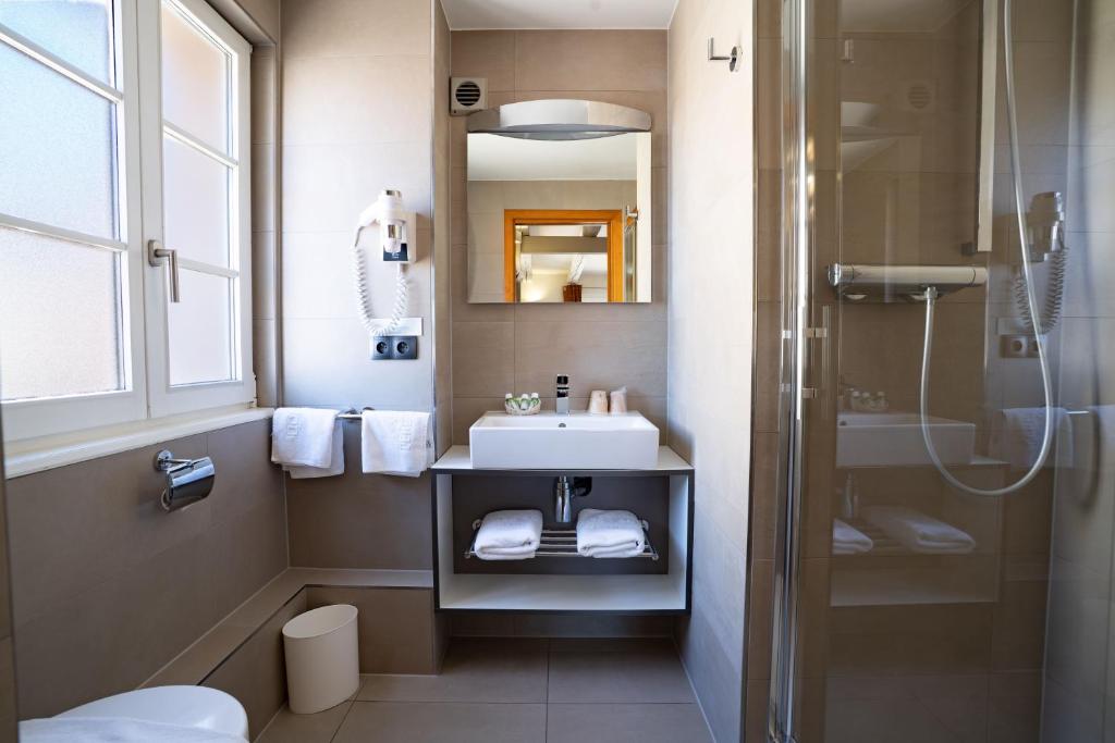 Hotel Restaurant Père Benoît - Contemporary Double Room