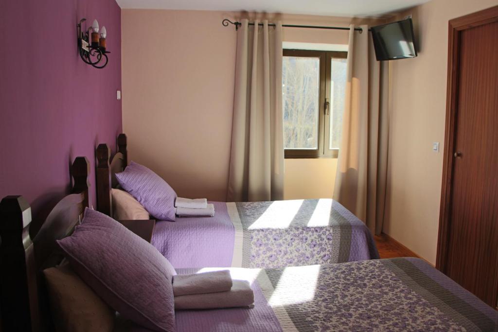 Cama o camas de una habitación en Hotel Moto-Rural "VEGALION"
