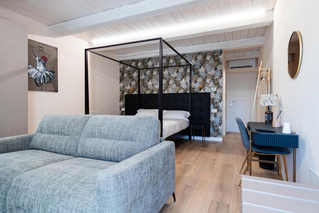 a living room with a couch and a bed at B&B Le Suite del Corso in Lugo
