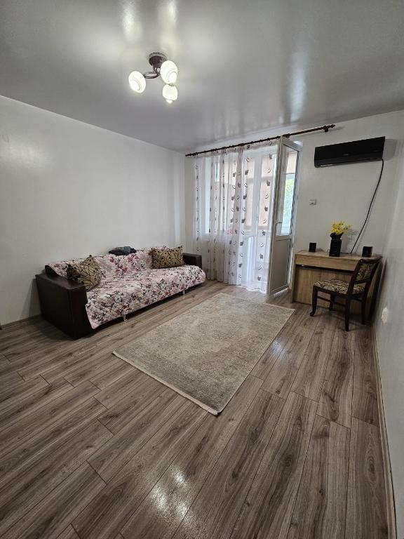 ein Wohnzimmer mit Sofa und Tisch in der Unterkunft D'oro in Tulcea