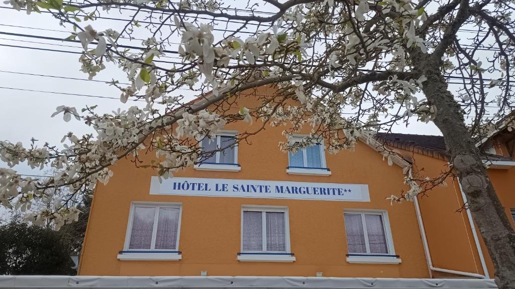 a building with a sign that reads hotel la salle arrive winter refuge at Hôtel Restaurant Le Sainte Marguerite in Pornichet