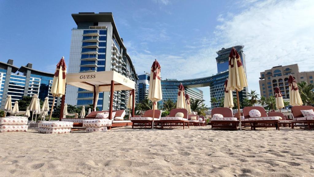 فضای داخلی Simply Comfort Vacation Homes Rental Seven Palm Jumeirah Studio with Infinity Pool and Beach در دبی - تصویر ۳
