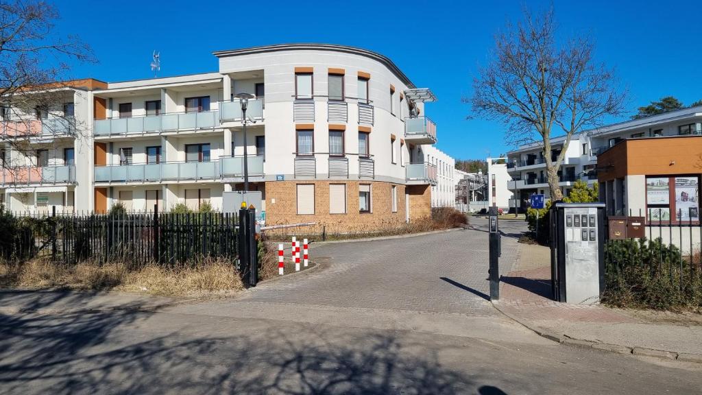 an empty street in front of a building at Apartament u Jadwigi in Jantar