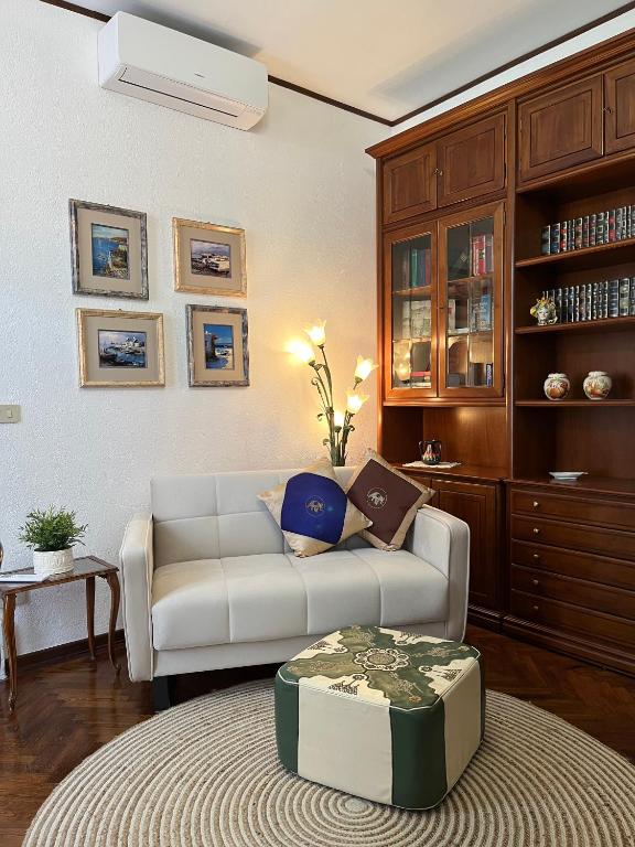 a living room with a couch and a table at Appartamento Storico a Palmanova in Palmanova