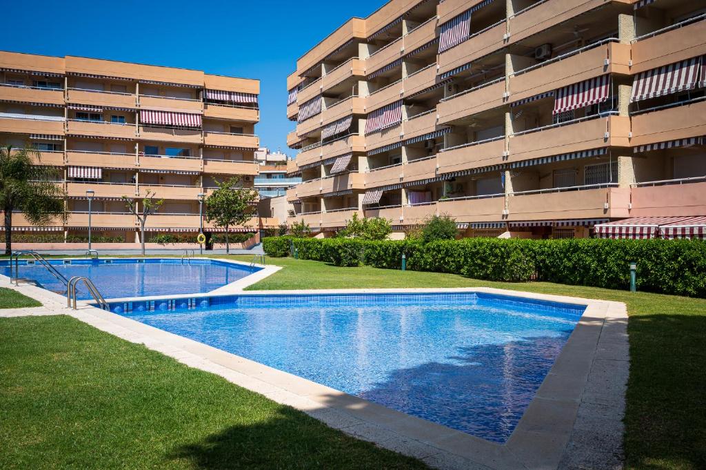 a swimming pool in front of an apartment building at AT070 Piscina, 4 habitaciones, a 180m de la playa in Torredembarra