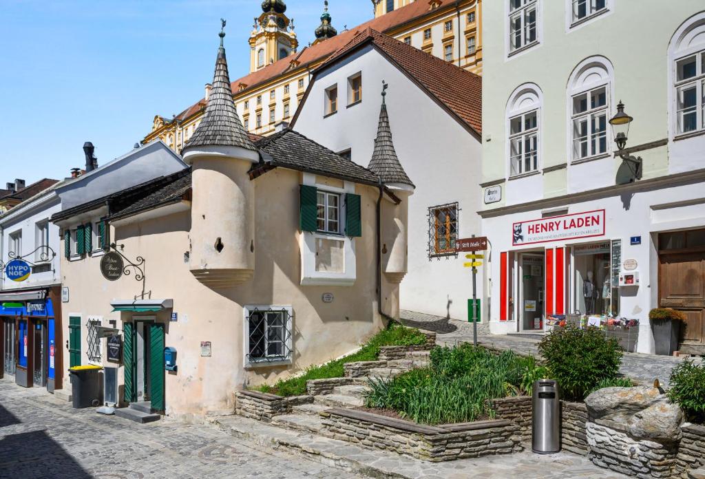 a street in a small town with buildings at Alter Brotladen - Melk Center in Melk