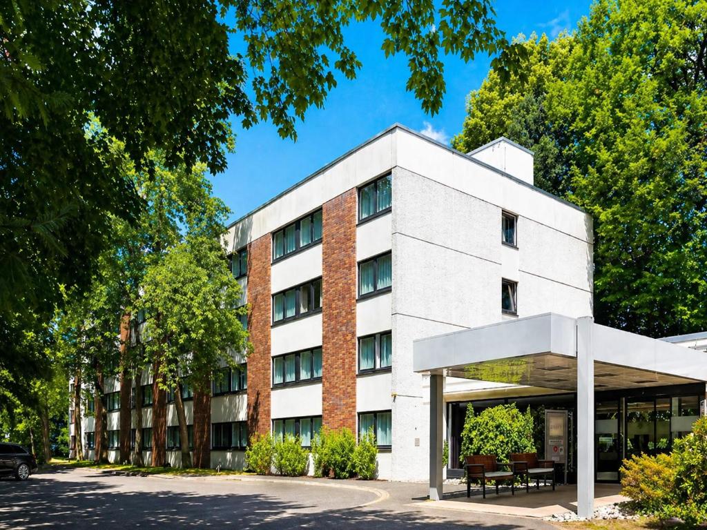 an image of a white building at Sunday Hotel Bielefeld Johannisberg in Bielefeld